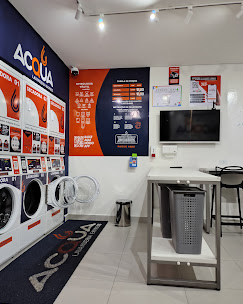 Ambiente interno da loja com cesto e divisória de vidro